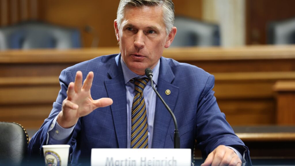 Did Trump prepare to close the Strait of Hormuz?