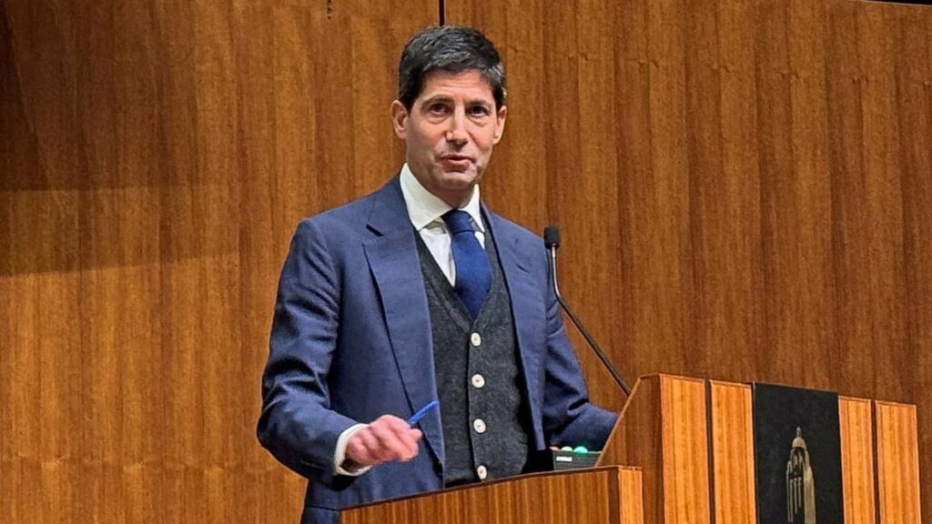 Elizabeth Warren attacks Kevin Warne over financial disclosures