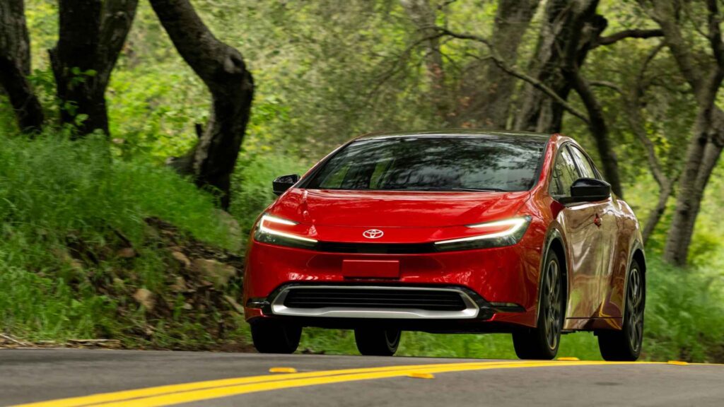 12 compact cars with the best gas mileage