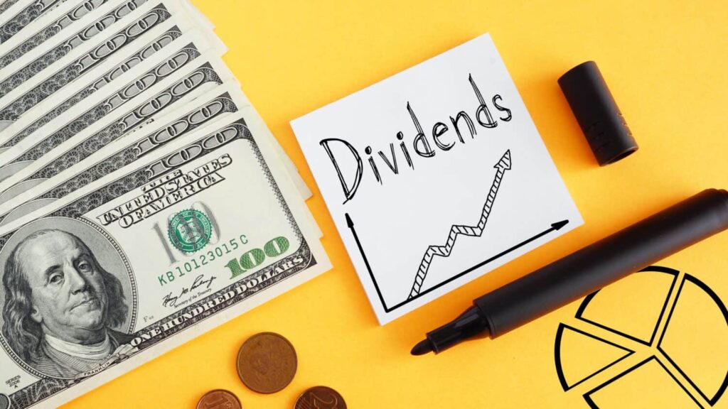 The S&P 500 yields barely 2%. These 3 dividend stocks under $30 are outperforming that