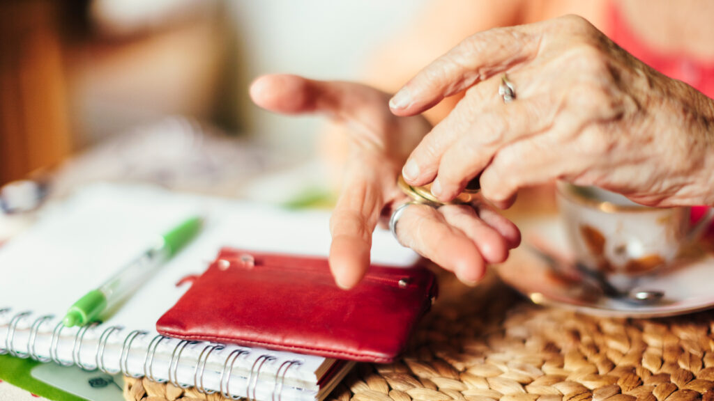 How does the average retirement account compare to the top 10%