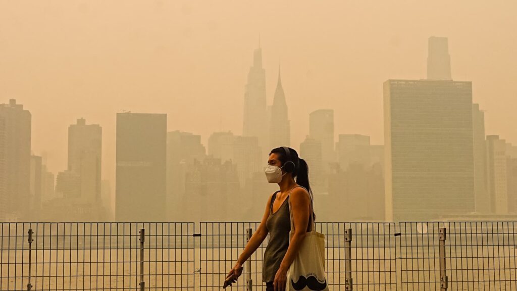 As wildfire smoke spreads, Trump rebukes Canada, says US will add pollution costs to tariffs As wildfire smoke spreads, Trump rebukes Canada, says US will add pollution costs to tariffs