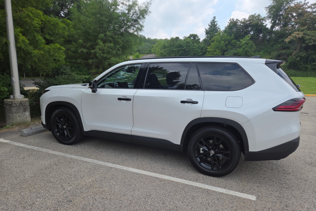 I drove a very popular SUV. Toyota's Grand Highlander gets our approval